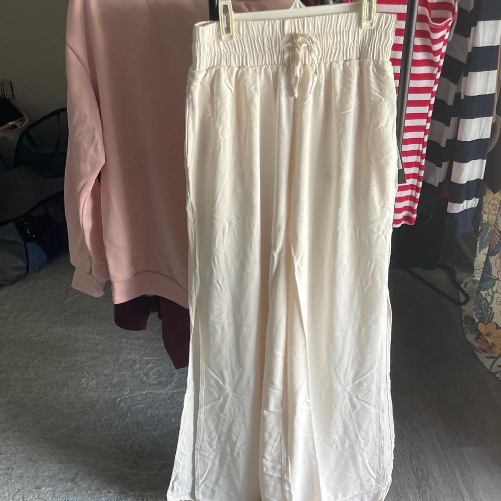 Women's Wide Leg Cream Pants. New with tag. With slits up the legs and pockets